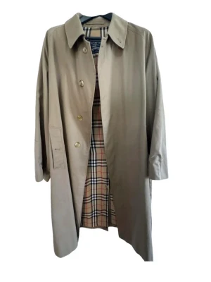 Beige trenchcoat från Burberry - Vintage Burberry trenchcoat i bra skick, saknas två knappar en på framsidan längst ner och en på höger ficka men inget som påverkar utseendet.