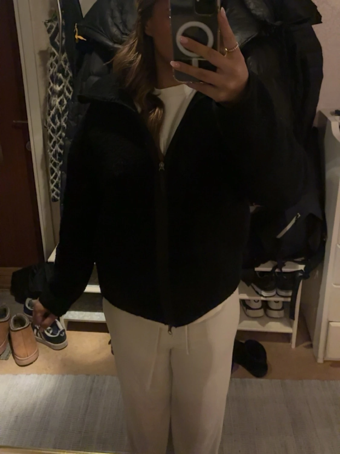 Svart teddyjacka med dragkedja