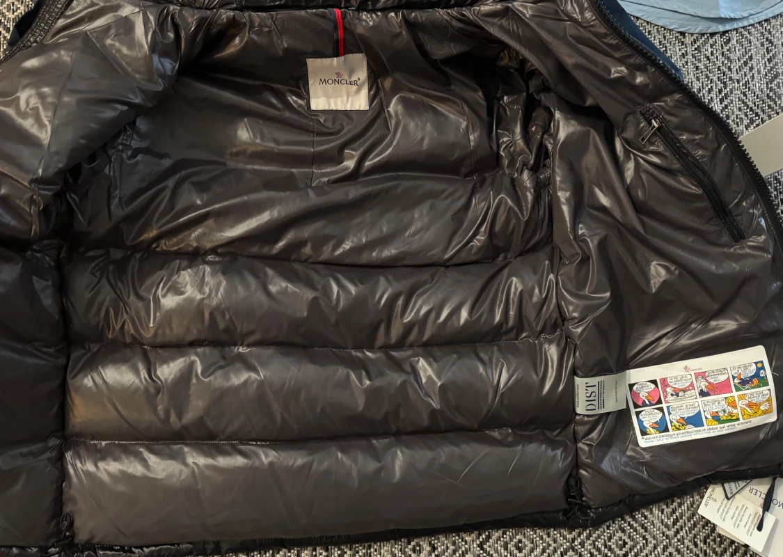 Svart Moncler pufferjacka med huva Size 2 - 5