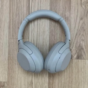 Sony WH-1000XM4 - Säljer mina Sony WH-1000XM4 hörlurar som jag fick i födelsedagspresent men sällan använder. Nytt skick utan några repor eller skador, originallådan medföljer (ink. originaltillbehör). Aktiv brusreducering, bekväma öronkuddar och lång batteritid. Perfekt för musik, resor och arbete.