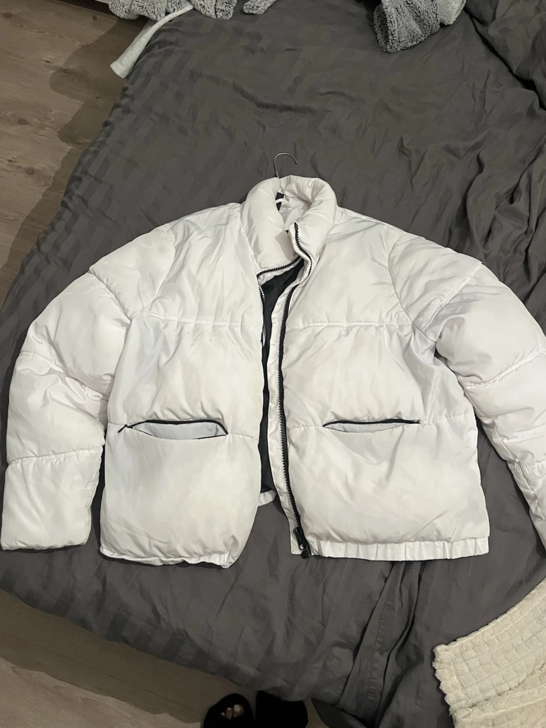Vit pufferjacka med svarta detaljer - 1