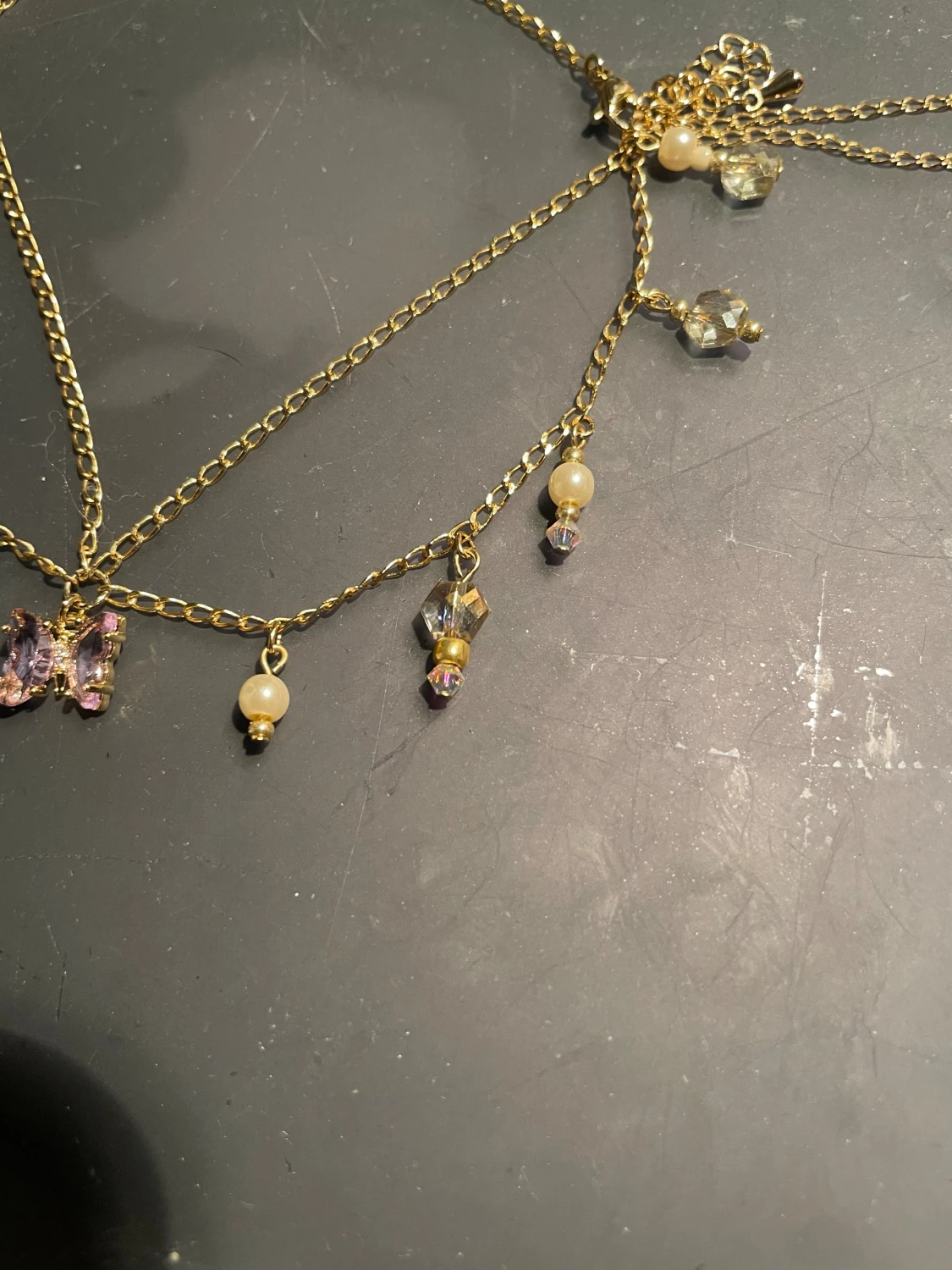 Guldig halskedja med fjäril och pärlor - 4