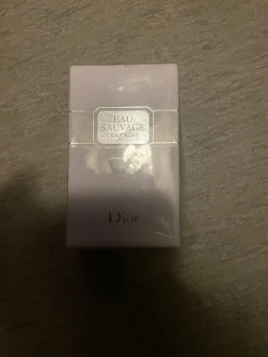 Dior Eau Sauvage Cologne 50ml - Fräsch och stilren cologne från Dior. Oöppnad förpackning, 50ml. Perfekt för dig som vill ha en klassisk touch i din doftsamling.