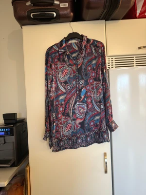 Odd molly blus  - Säljer en superfin mörkblå blus med detaljer i rött, beige, vit och annan nyans av blått. Från märket Odd Molly. Storlek 2 som enligt deras storleksguide motsvarar en M. Mycket fint skick, jag hittar inga synliga anmärkningar eller defekter. 