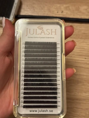 Julash Eyelash Extensions  0.05 10mm - Golden Edition Eyelash Extensions från Julash, 0.05 D-böj, längd 10mm. Svarta fransar i en praktisk plastask med gulddetaljer, perfekta för att skapa fylliga och snygga fransar. Passar dig som vill ha ett lyxigt och definierat ögonlyft.