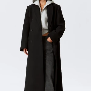 Logan dubbelknäppt kappa i ullblandning från weekday - Aldrig använd men utan prislapp på grund av att jag fick den present