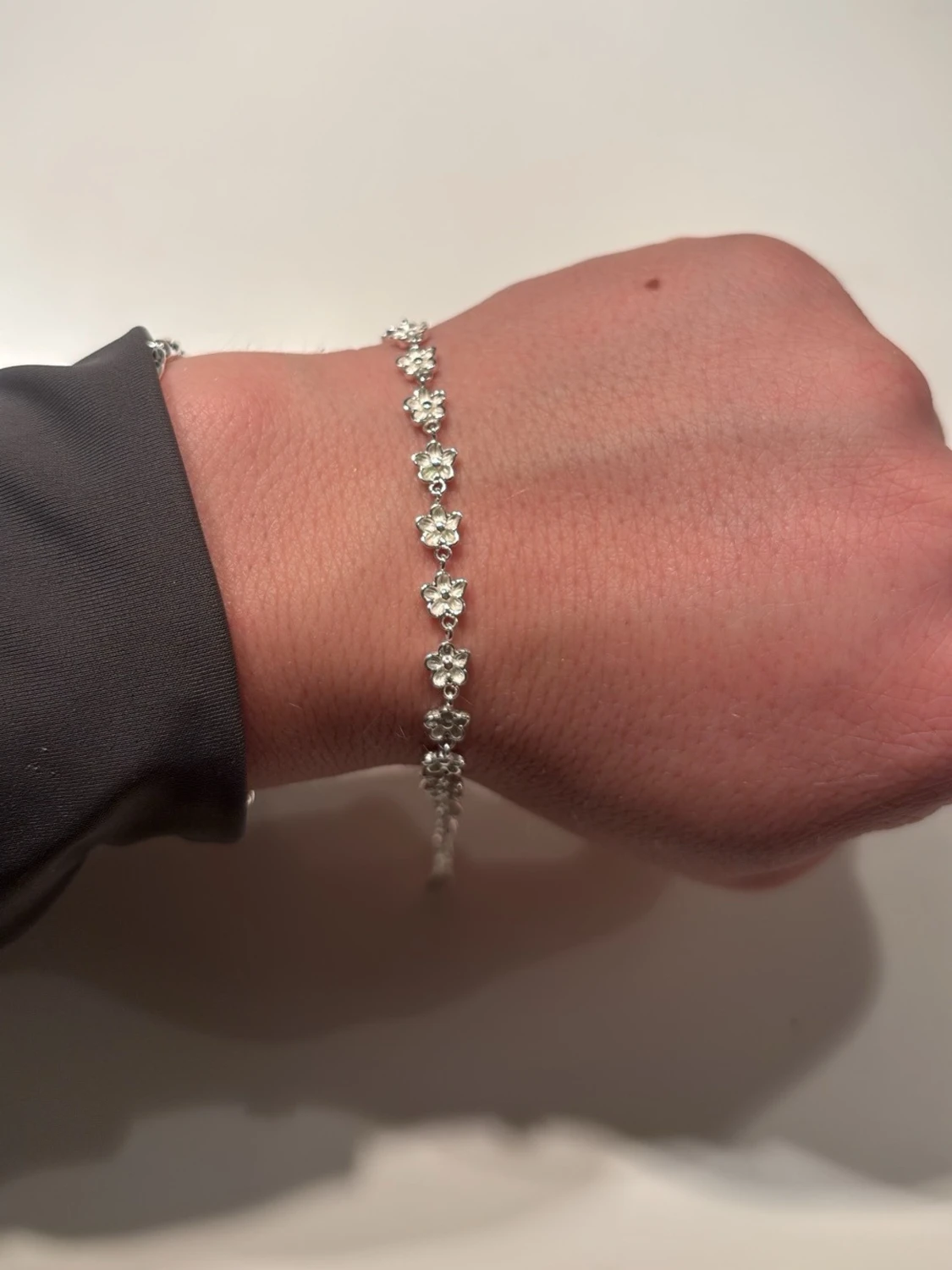 Silverfärgat armband med blommor från MULI - 2