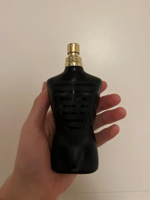 Jean Paul Gaultier Le male le parfum 125 ml - Bland dem finare JPG ute, en fin doft med jpgs klassiska lavendel dna och en bas av vanilj. Ca 100 ml kvar av 125 mls flaska. Sprayaren är något trög, men blir bra efter några sprut igen! 