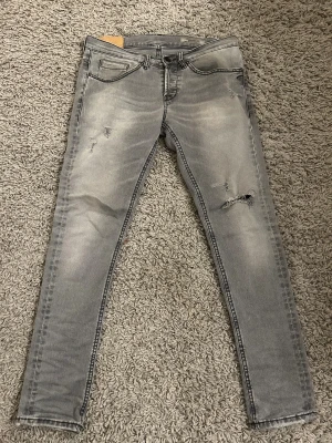 Dondup jeans - Säljer dessa sjukt feta dondup george i storlek 31.  i väldigt bra sckick och fraktar inom 1 dag, priset går att diskutera så det är bara att höra av sig om frågor 