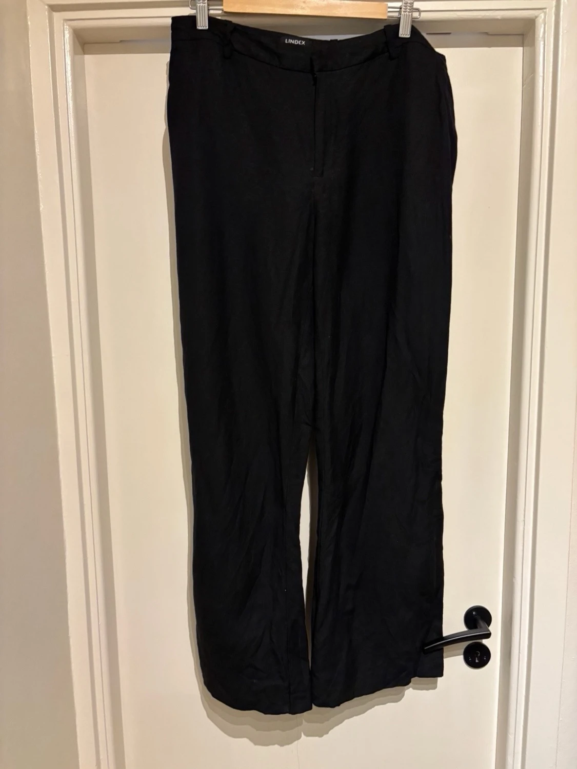 Svarta, vida linnebyxor. Lindex