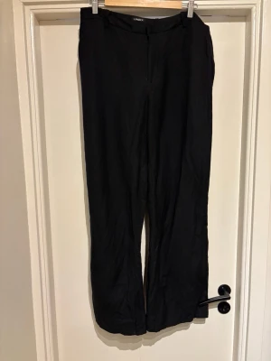 Svarta, vida linnebyxor. Lindex - Insydda i midjan, 47 cm från sida till sida.Tvättråd: 40°