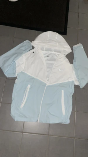 Nike Miller jacka  - En helt ny Ljusblå/vit Nike Miller jacka, jätte bra kvalité Storlek M och passar även till S