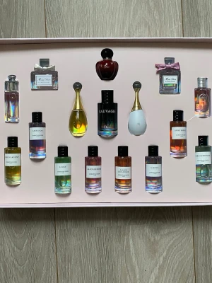 Gift set från dior - Ett gift set fyllt med dior parfymer,  flera dam, en man och massa unisex.  Öpnnade bara för att kunna ta bild annars helt oanvänd. Perfekt julklapp