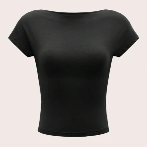 Topp med öppen rygg - Snygg svart topp med öppen rygg och tight passform 😇