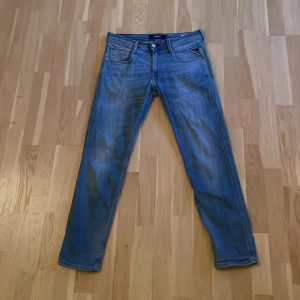 Replay anbas - Snygga blå jeans från Replay med klassisk femficksdesign och dragkedja. Perfekta för en avslappnad stil. Midjemått 30 och längd 30.
