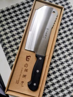 Julklappstips! Japanskt Kniv 18cm - Mått 18*8cm Helt ny i sin förpackning. Tillverkade av rostfritt stål med hög kolhalt. Inköptes från Japan..