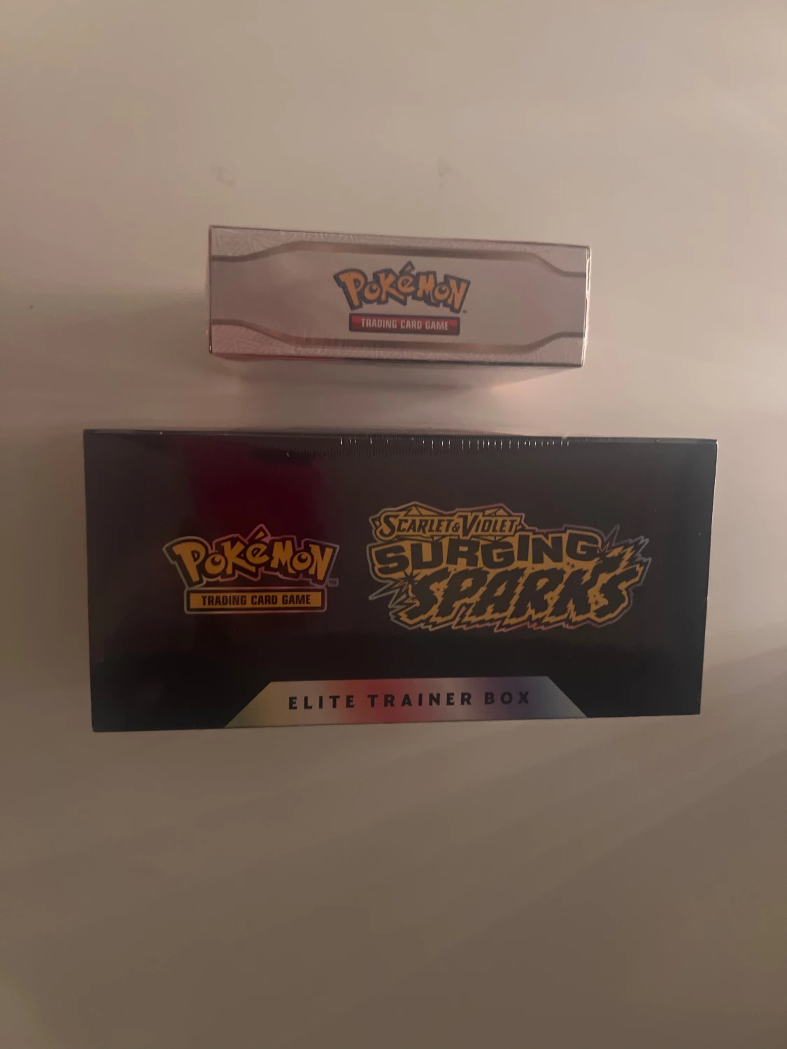 Pokémon Surging Sparks – ETB + Booster Bundle (Sealade & Oöppnade) - 1