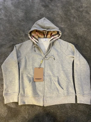 Burberry zip up - Burberry zip up. Storlek M men liten. Så skulle säga S-xs. Kan diskutera pris vid snabbaffär 