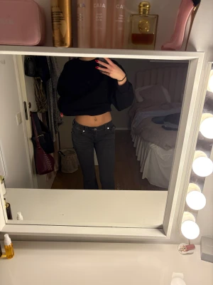 Svarta bootcut-jeans från Ture-religion  - Oanvända byxor. Säljer dom för att dom är förstora🥺💓