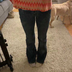 Nelly jeans - Säljer ett par mörkblåa Nelly jeans!! Midjemått: 33cm rakt över,innerbenlängd: 76cm.