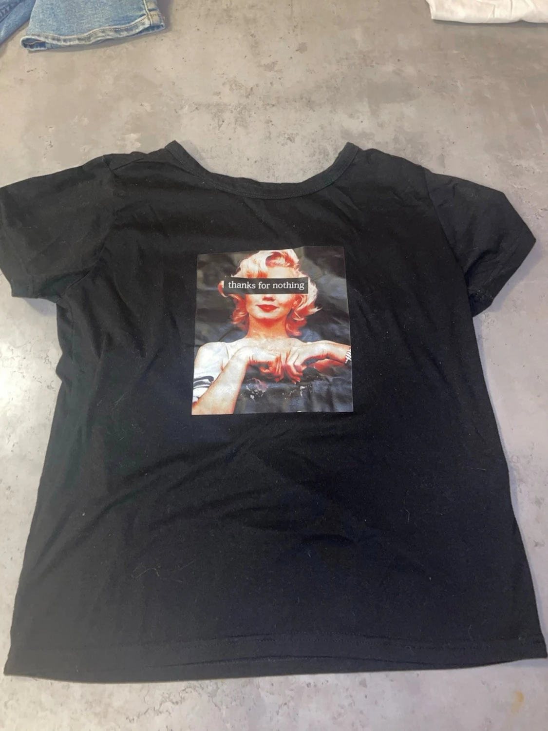 Svart t-shirt med tryck och text - 4