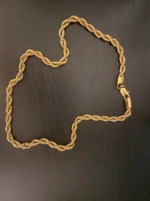 Guld kedja - Guldpläterad kedja.               50cm x 6mm.