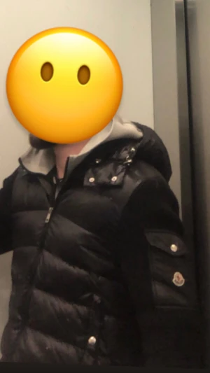 Svart dunjacka från Moncler passar både  M/S - Säljer en svart dunjacka från Moncler med klassisk quiltad design och dragkedja framtill. Jackan har huva, fickor med tryckknappar och Moncler-logga på ärmen. Perfekt för kalla dagar och riktigt snygg streetstil. 