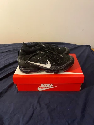 Nike Vapormax Flyknit svart  - Ett par helt nya Nike Vapormax Flyknit, använt 1 gång ute, inga skador på dem helt nytt skick, skorna är i bästa kvaliten du kan få i, skriv om du undrar något!