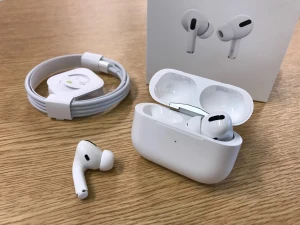 AirPods Pro - Säljer ett par Apple AirPods Pro i fint skick med originalförpackning och laddningskabel. Trådlösa hörlurar med aktiv brusreducering och laddningsetui. Inga synliga defekter eller slitage, allt fungerar som det ska. Perfekt för musik, samtal och träning.