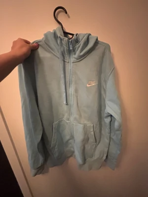 Nike Hoodie - En ljus blå Nike hoodie