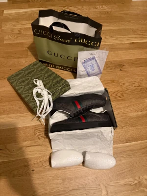 Gucci Ace Svart - Tja, säljer nu mina svarta gucci ace skor då jag inte längre använder de. Skorna är i super bra skick och kartong, påse och vita snören finns till. Skorna är storlek 42. Vid några funderingar så äre bara att höra av sig och priset kan diskuteras vid snabb affär