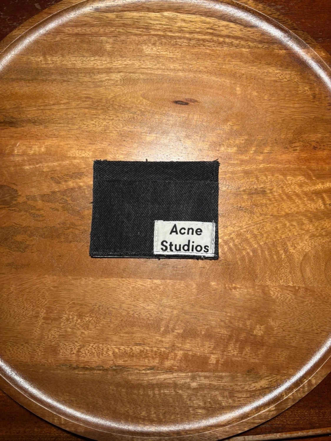 Svart R’essentials korthållare med Acne Studios Tag