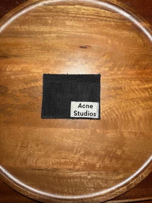 Svart R’essentials korthållare med Acne Studios Tag - Stilren och hållbar svart denim korthållare med Acne Studios tag. Egendesignad och egentillverkad av 100% autentiskt material. Skriv för mer bilder eller övriga funderingar.