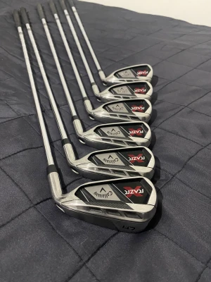 Callaway RAZR X Irons 5-PW - Säljer mitt set med Callaway RAZRX järnset, en game klassiker som ger dig längre, rakare slag med massor av förlåtelse och hög launch från alla träff. Med en tunn face som levererar hög bollhastighet och en låg, djup CG för enkel bollstart.  Högerhänt herr  Uniflex Callaway grafit ca 60-70 g  Grep Callaway standard   Setet är i mycket bra skick minimalt slitage, inga sprickor eller skador. Använd 20-30 rundor, välvårdat.  Hämtas vid Knivsta Station, eller skickas mot frakt.Köparen betalar kostna