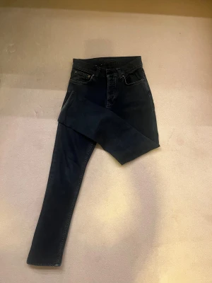 Grim Tim - Nudie grim Tim jeans i storlek W28 L30. En mörkblå färg i mycket bra skick. 