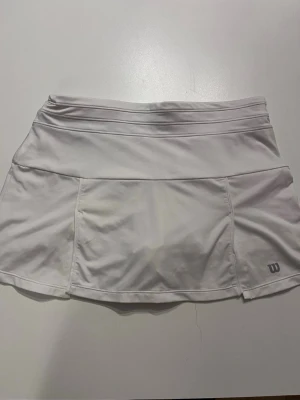 Wilson padelkjol tenniskjol junior 170 (L) - Wilson padelkjol tenniskjol junior 170 (L) men liten i storlek så jag skulle säga 168 eller XS för dam