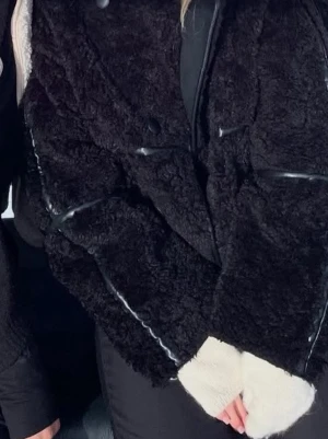 Svart teddyjacka från H&M - Säljer en svart teddyjacka från H&M med oversized passform och stora knappar framtill.  Pris går att diskutera 