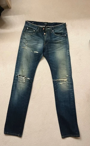 Slim jeans med sjuk tvätt - Slim/straight jeans med en helt sjukt unik tvätt. 