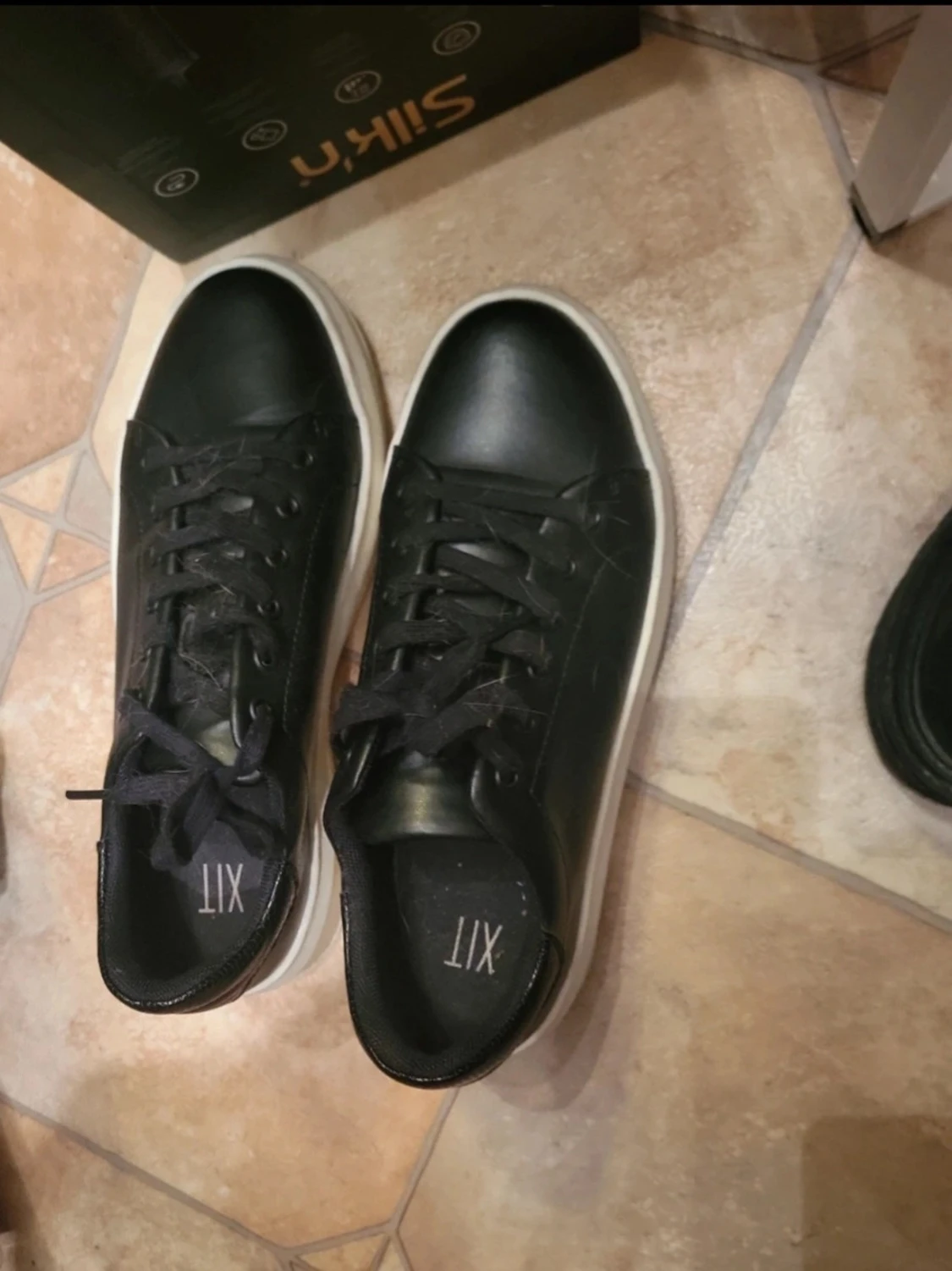 Svarta sneakers med plattform från XIT