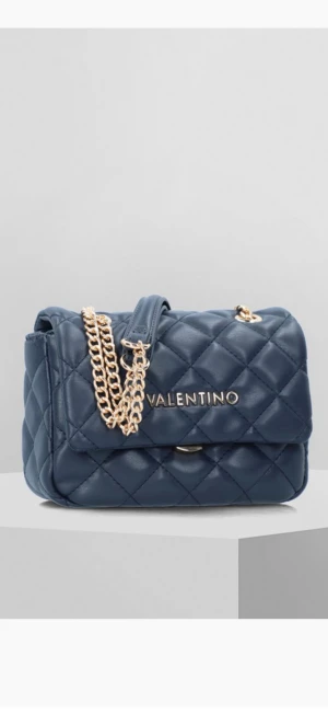 Valentino väska mörk blå - Mörkblå valentino väska med guldiga detaljer, tidigare köpt från Zalando💕