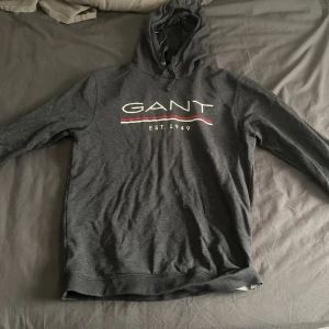 Gant hoddie- Snygg passform,lite använd  - Väldigt bra skick! Nästan Ny. Bara att höra av sig vid fler frågor.