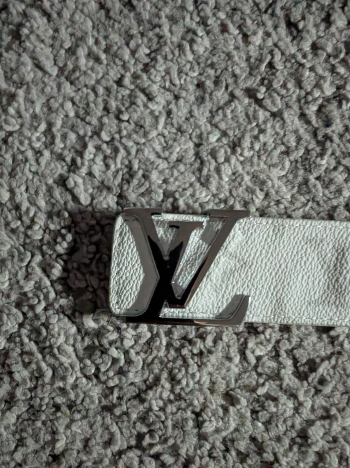 Vit Louis Vuitton bälte med LV-spänne - 1