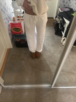 Vita linnebyxor från Gina Tricot S - Säljer ett par fräscha vita linnebyxor från Gina Tricot i storlek S. Byxorna har rak passform, resår i midjan och snörning för extra komfort. Perfekta för chill dagar eller när du vill ha en clean och enkel look.