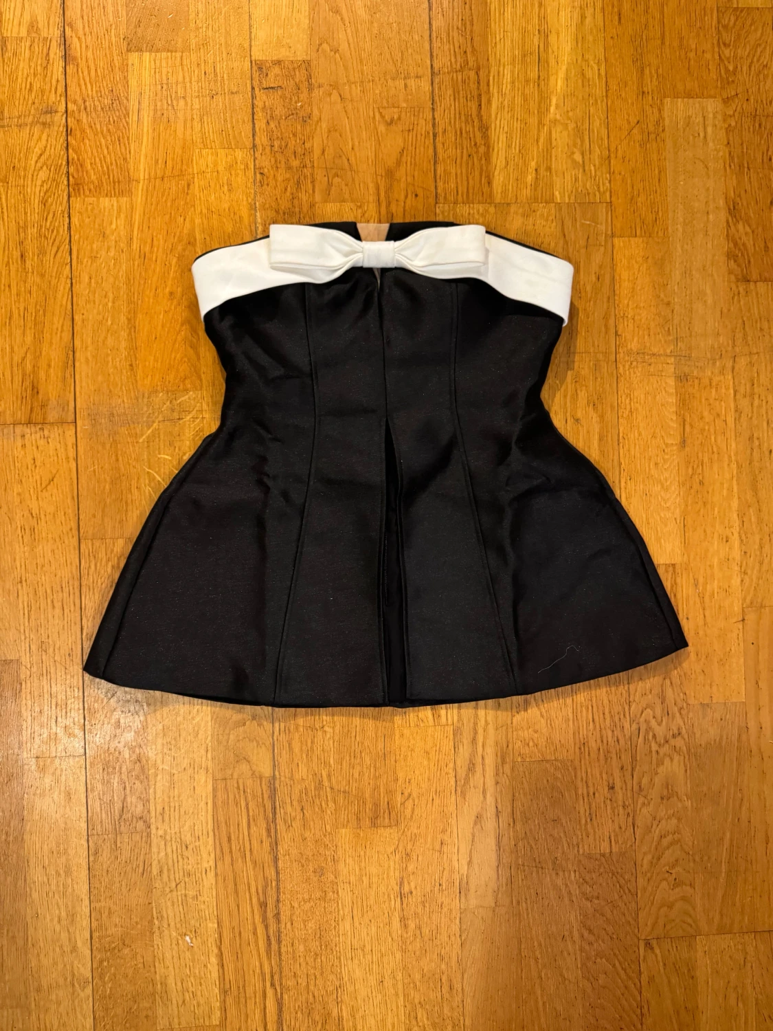 Svartvit kort klänning med rosett M - 2