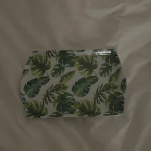 Liten bricka - Liten bricka med mönster, ungefär 15x19cm😊