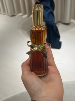 Estée Lauder Youth-Dew EdP 67ml - HELT OANVÄND. NY förpackning !!! Fyllde år å fick 2 st i födelsedagspresent pga skilda föräldrar å tänka jag skulle sälja den andra då jag ej behöver 2!              NYPRIS: 1400 kr.                 Youth-Dew från Estée Lauder, Eau de Parfum Spray, 67 ml. 