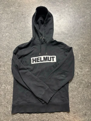 Helmut hoodie (svart) - Helmut hoodie (svart ) storlek M. Väldigt bra skick. Killen på bilden är cirka 183 cm lång.  Pris kan disskuteras vi en eventuell affär. 