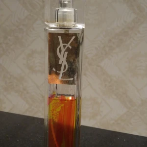 YSL Elle Special edition 2011 EDT 90 ml - YSL Elle EDT special edition, mer än hälften kvar (90ml från början). Förvaras mörkt och svalt men kan förstås inte garanteras att doften inte ändrades sedan 2011. 