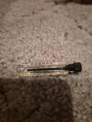 Boosy peace 1ml - Boosy Peach 1ml från ESSNCE endast doftat på den men råkade hälla ut halva av den... Detta blev stor flaska direkt för mig😍 45kr ny.