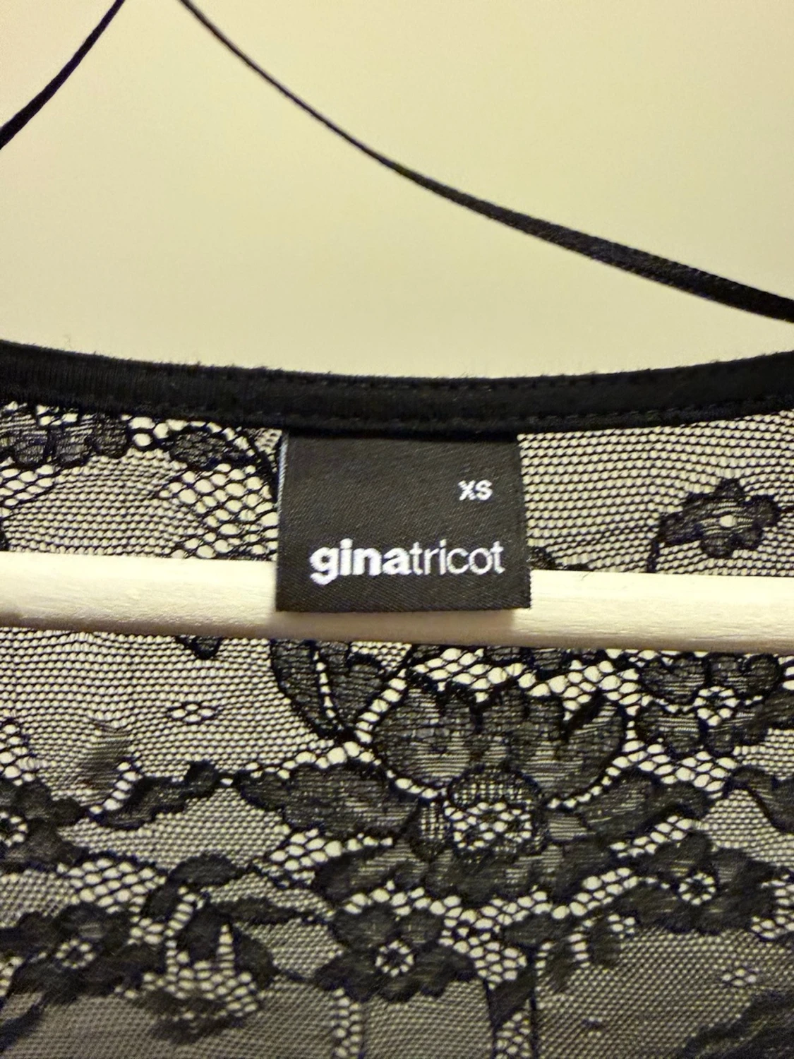 Svart spetsblus från Gina Tricot XS - 3